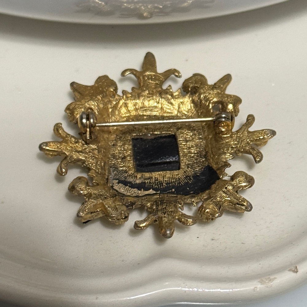 Vintage Gold Filigree Brooch with Black Stones - Picture 4 of 4